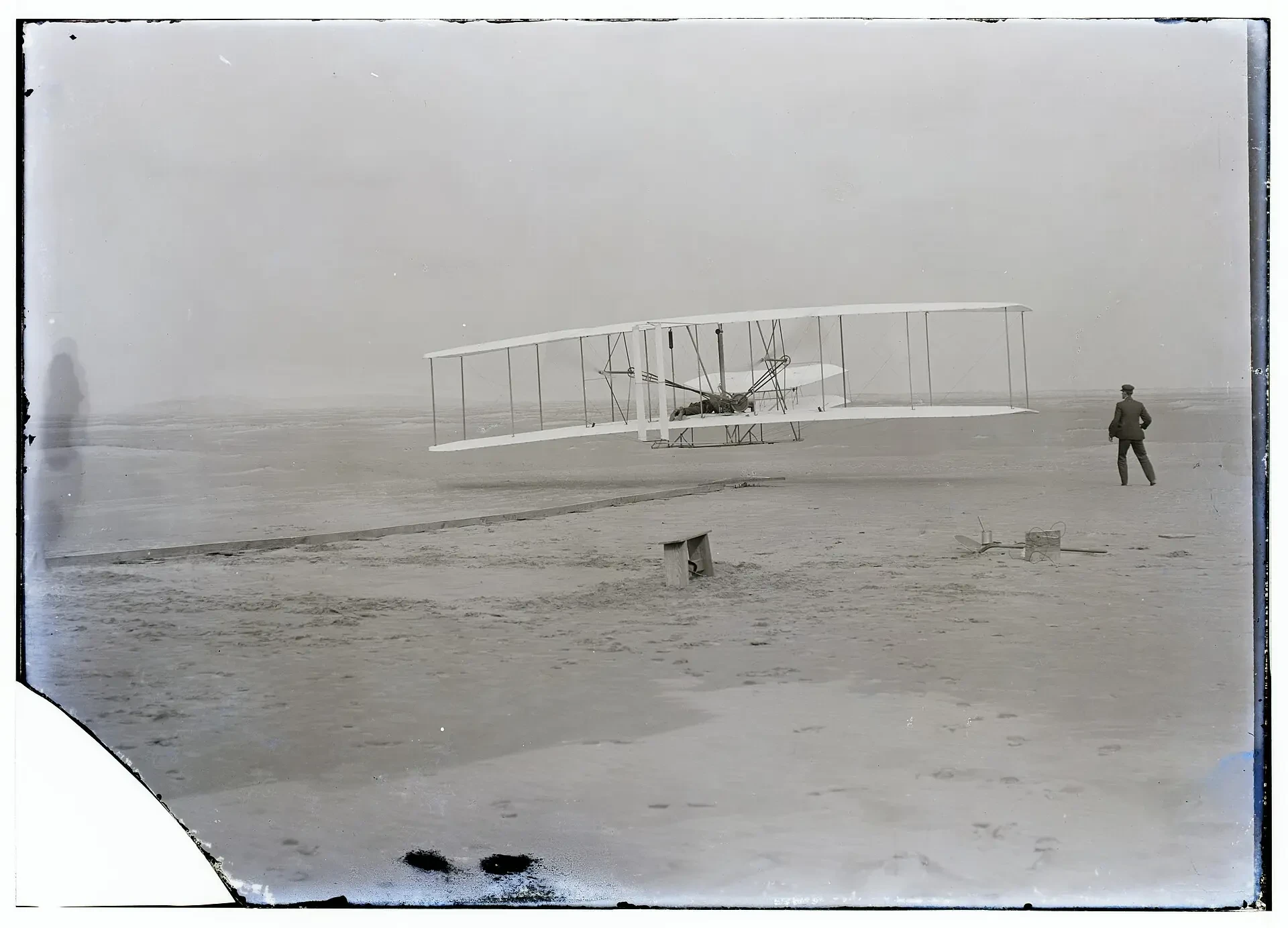 Der erste Motorflug der Wright-Brüder bei Kitty Hawk im Jahr 1903
